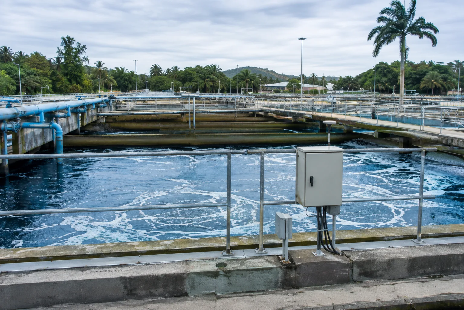 Estação de tratamento de esgoto com infraestrutura de monitoramento